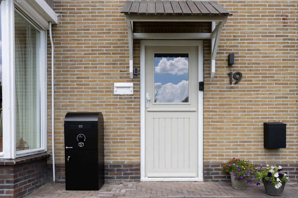 Voordeur met pakketbrievenbus