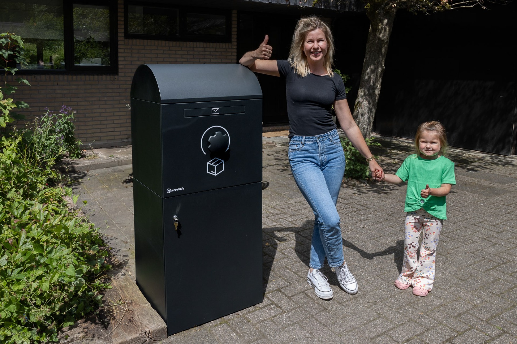 Parcelsafe met vrouw