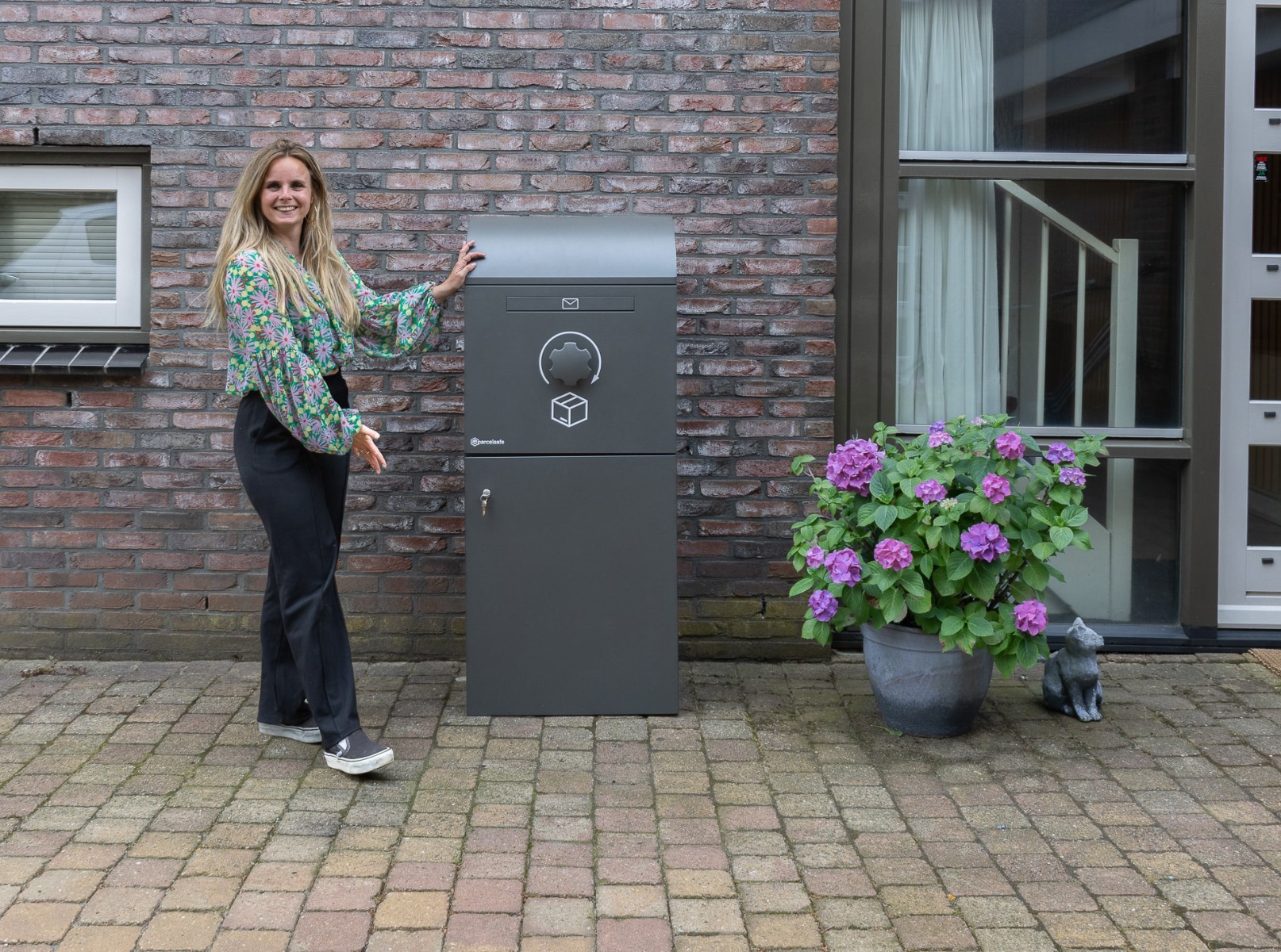Parcelsafe pakketbrievenbus met vrouw