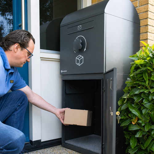 Het slot van de Parcelsafe met sleutel