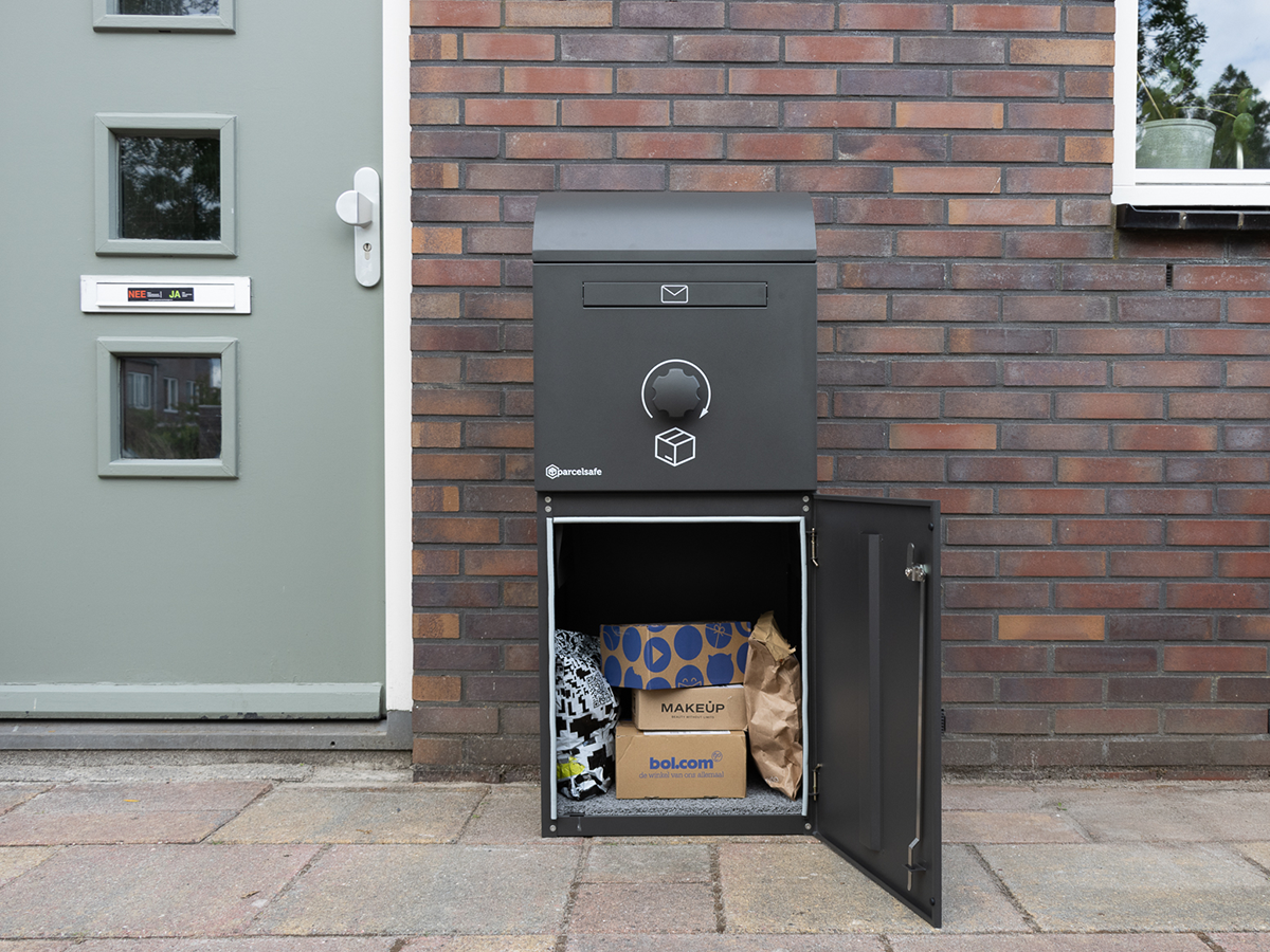 Bezorger laat een pakket in de Parcelsafe zakken