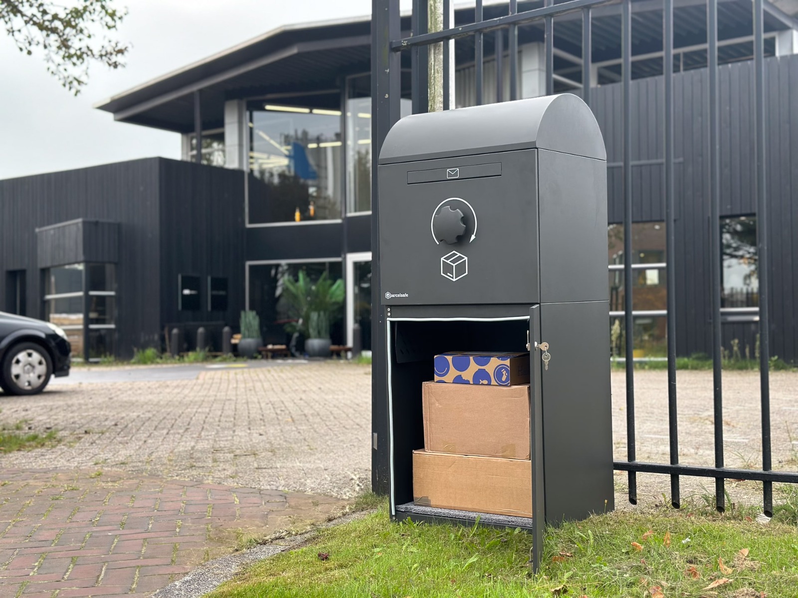 Parcelsafe XL antraciet bij een hek