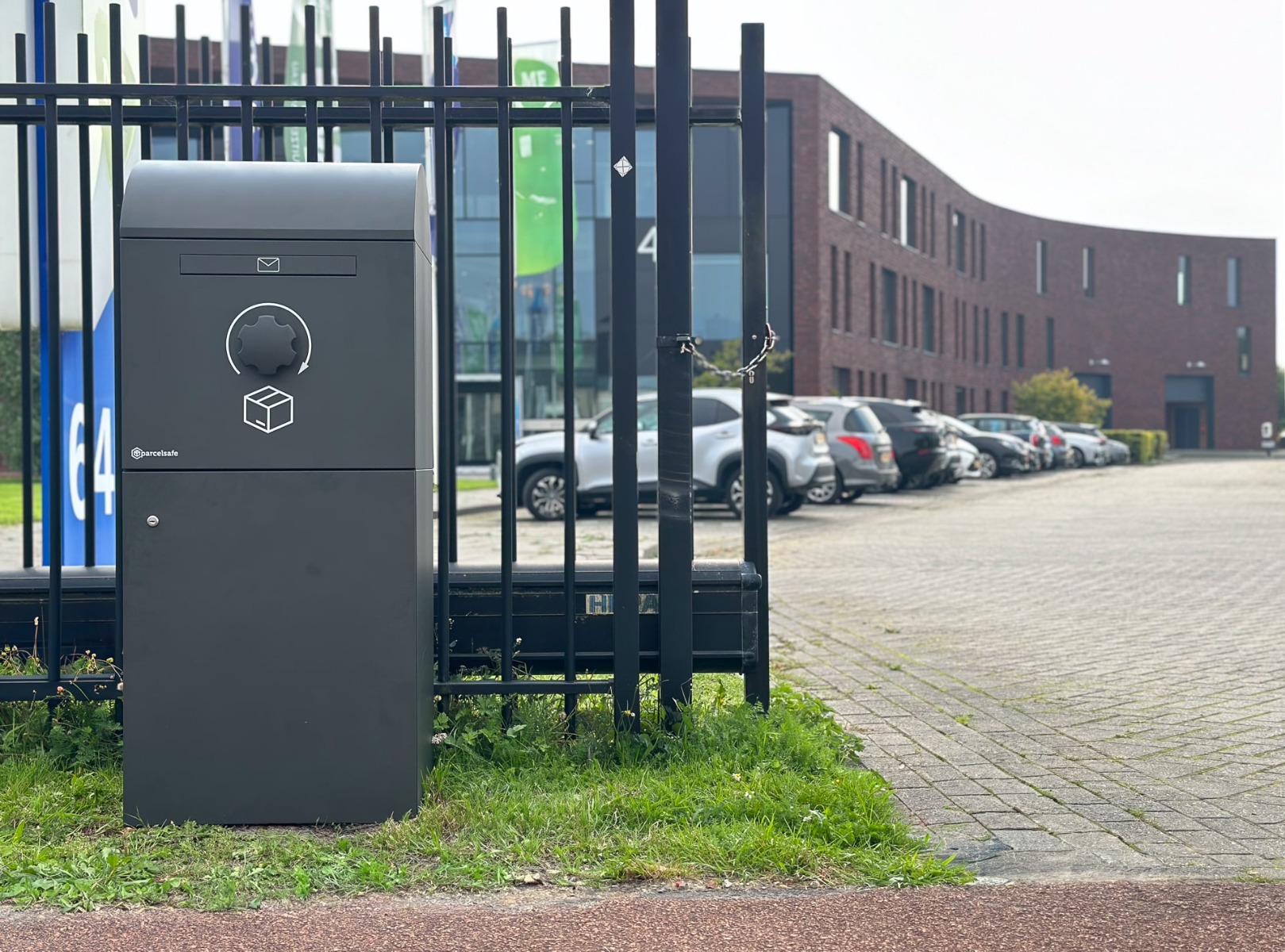 Parcelsafe bij hek