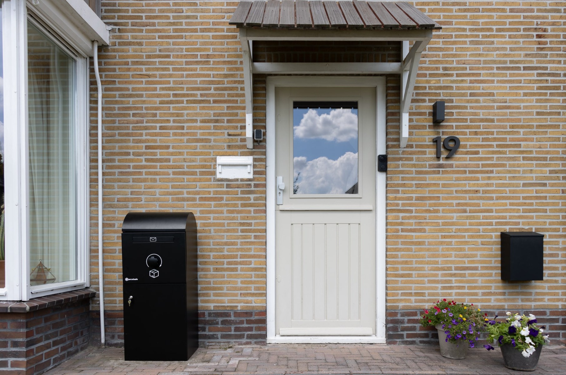 Voordeur met pakketbrievenbus